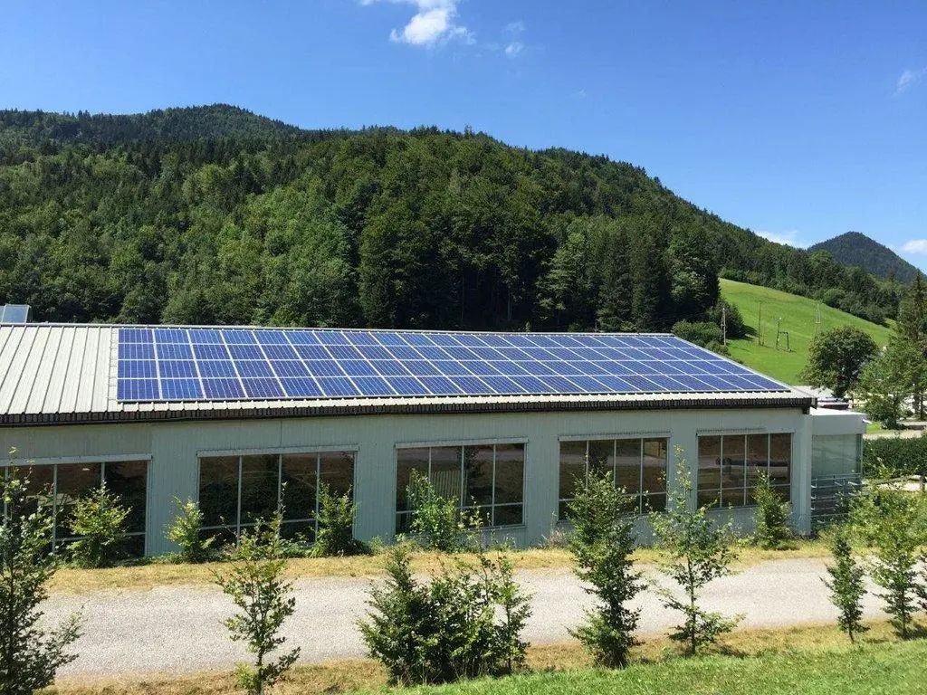 Gewerbegebäude mit Photovoltaikanlagen auf dem Dach zur Stromerzeugung.
