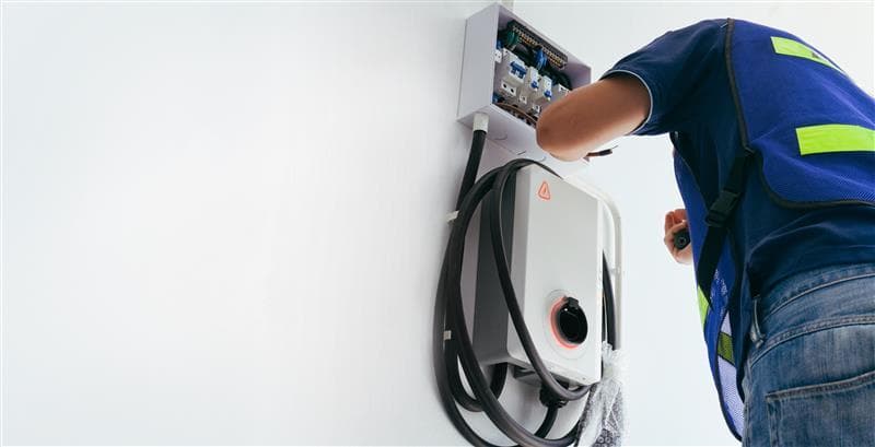 Zertifizierter Elektriker installiert EV-Ladestation in Unternehmen