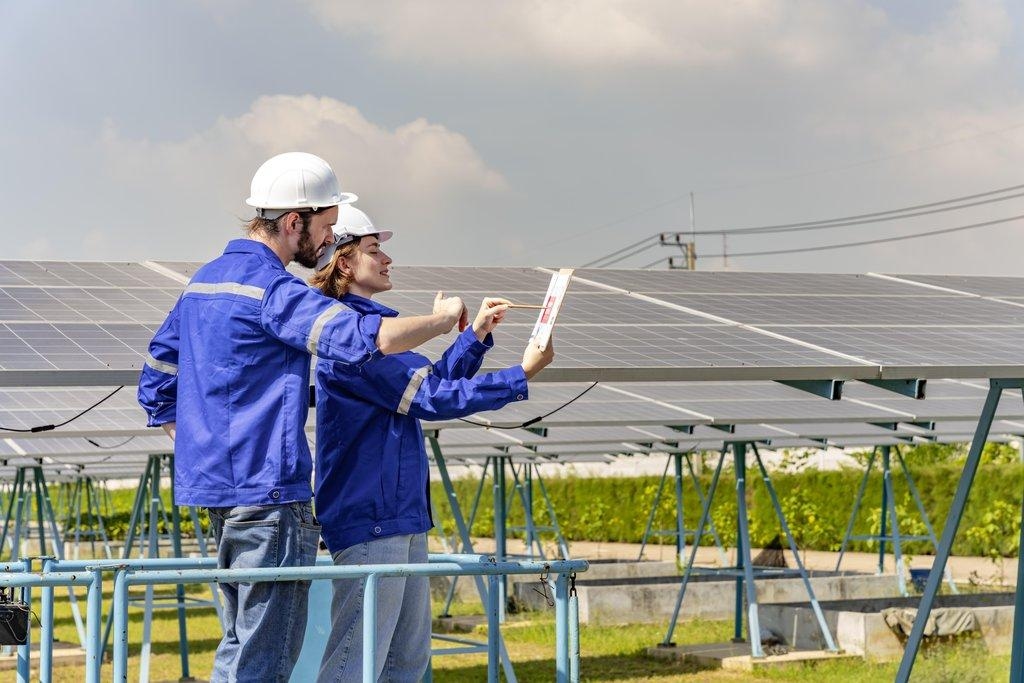 Elektroingenieure überprüfen den Betriebszustand von Solarpanels