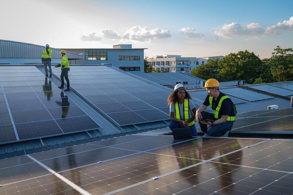 Service-Ingenieur überprüft Installation von Solarzellen auf Solarpanels