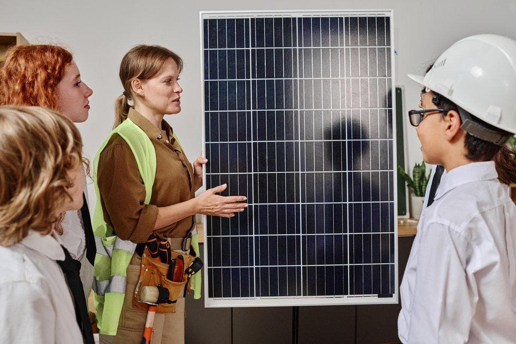 Schulkinder lernen von Ingenieur über Solarenergie