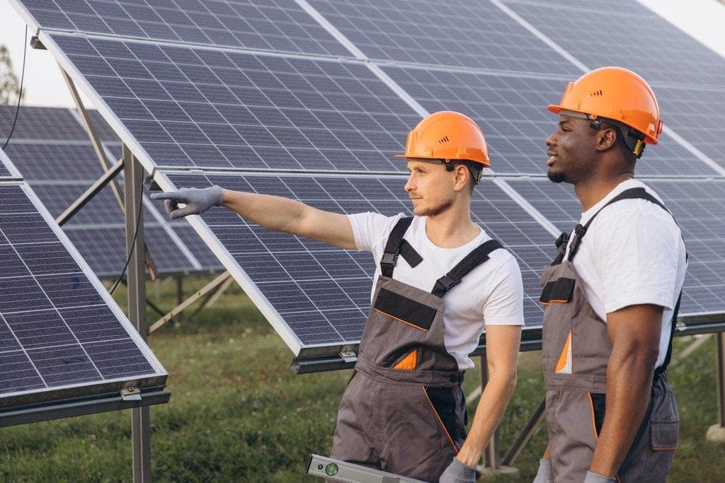 Ingenieure inspizieren Solarpanels für erneuerbare Energie