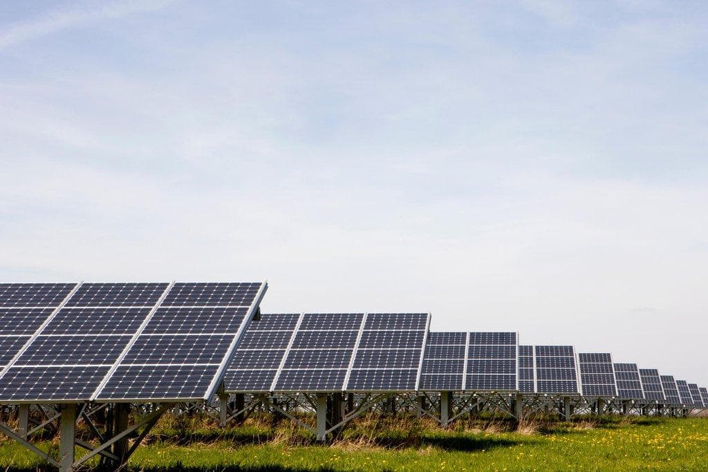 Große Solarenergie-Anlage mit zahlreichen Photovoltaik-Modulen