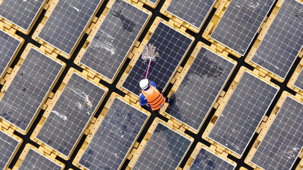 Schwimmende Solarpanels für erneuerbare Energie und saubere Stromerzeugung