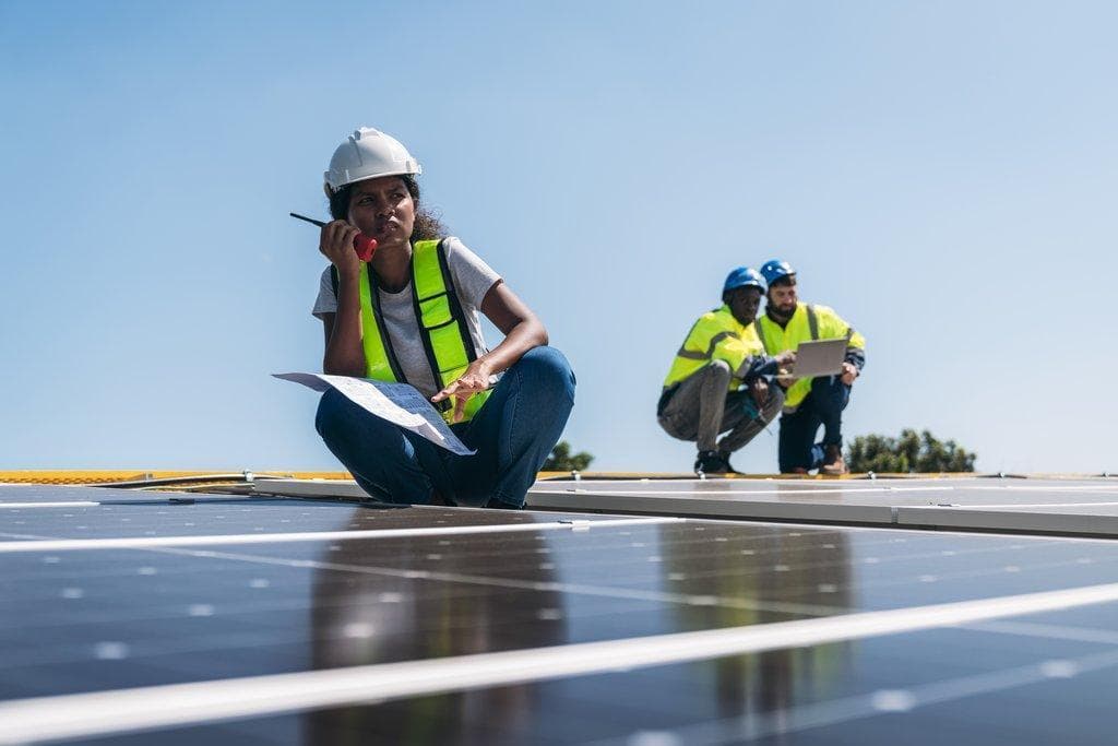 Ingenieur führt Wartung einer Solarzelle auf dem Hausdach durch