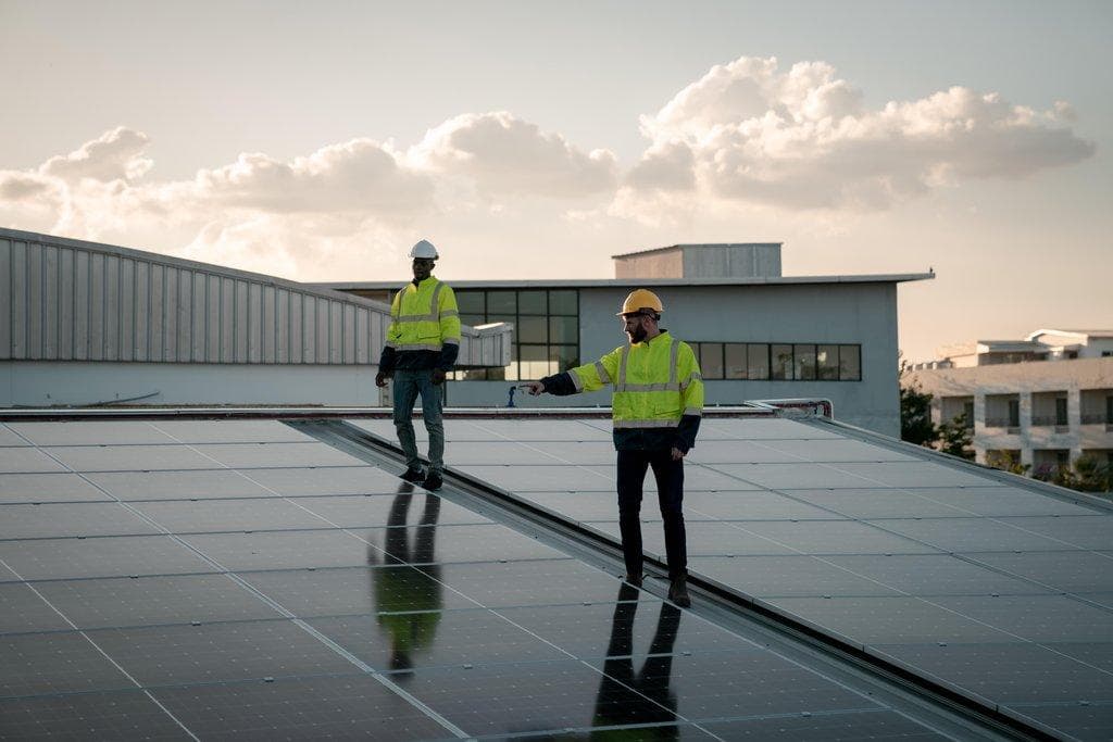 Service-Techniker überwacht Solarpanel auf Dach
