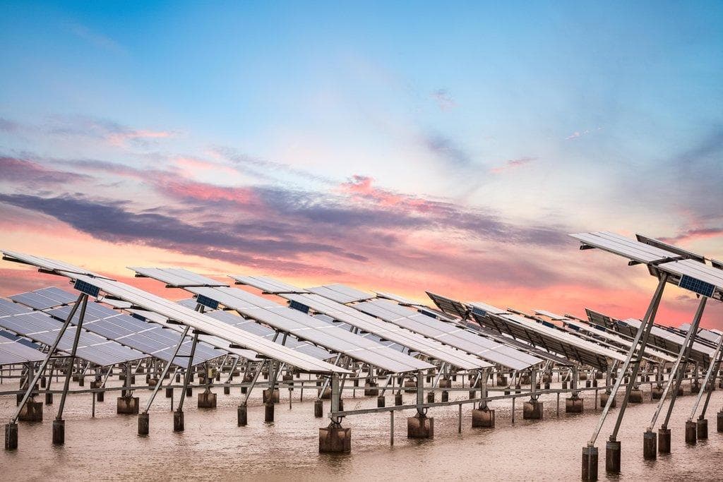 Solar-Power-Farm bei Dämmerung